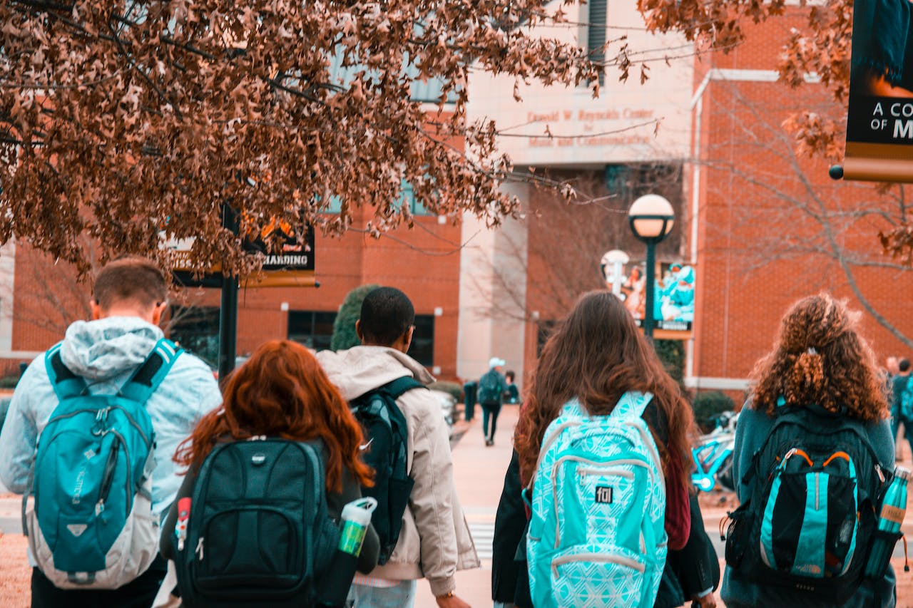 Estudiantes de intercambio caminando