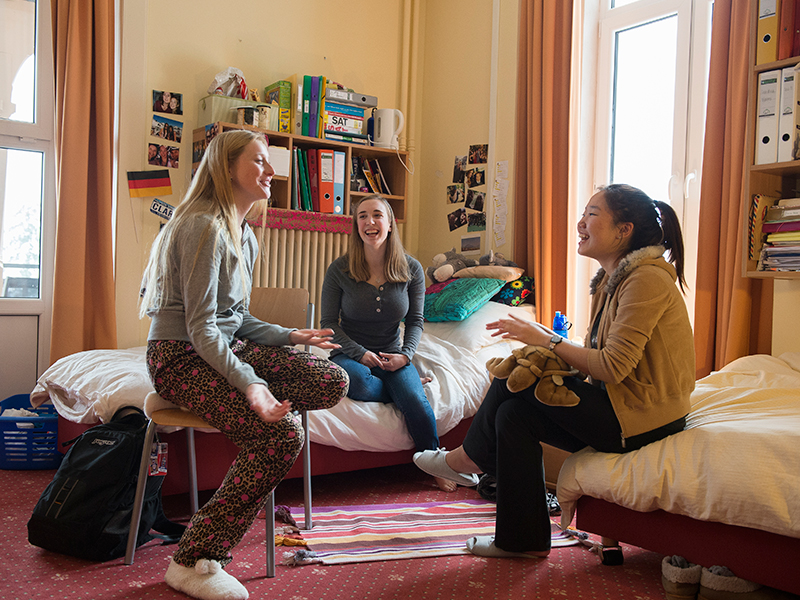 Chicas conversando en habitación